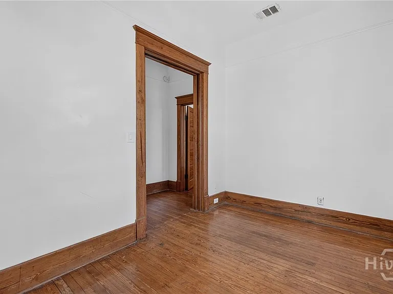 114 W Waldburg St — Photo 14
