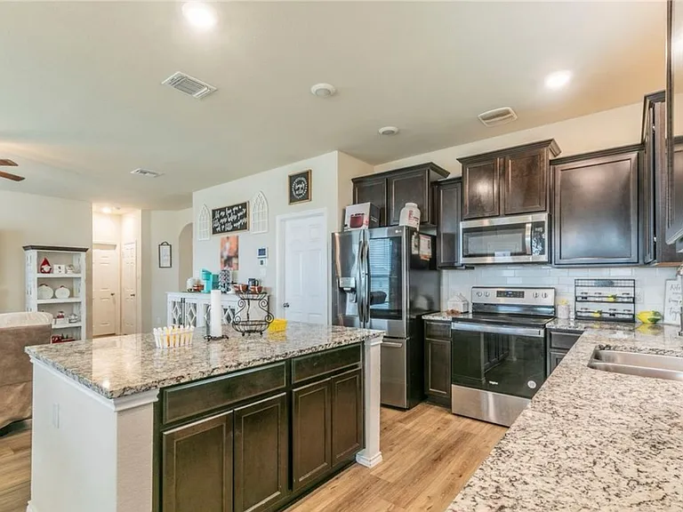 2824 Jackal Dr — Photo 9