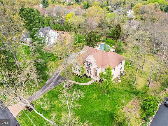 5th image of 916 N Surrey Dr