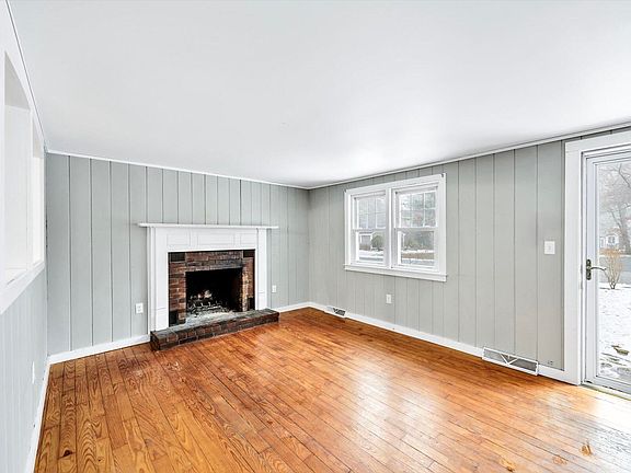 4th image of 128 Lakeside Drive