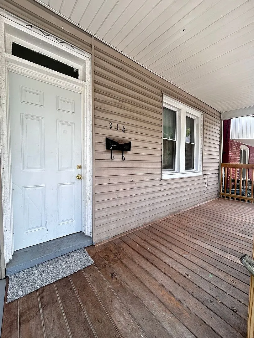 3 bedroom, 1 bath, 2 story half double house — Photo 1