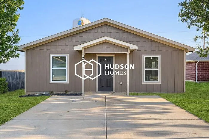 3 bed, 1.0 bath, 1200 sqft, $1,395 — Photo 1