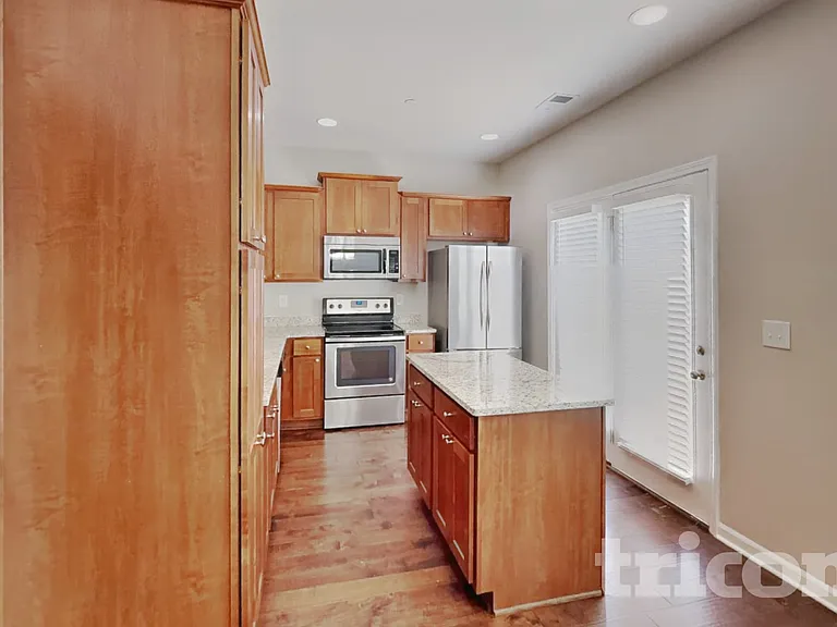 305 Woodfern Ct — Photo 6