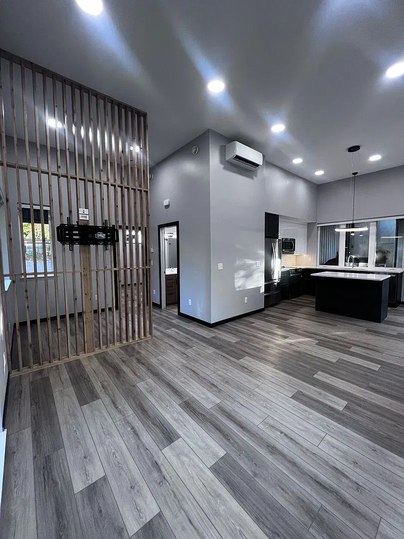 4005 Robinson Street — Photo 2