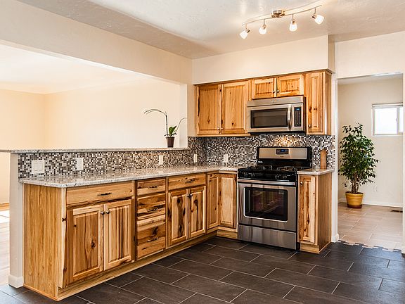 3rd image of 309 Manzano St NE