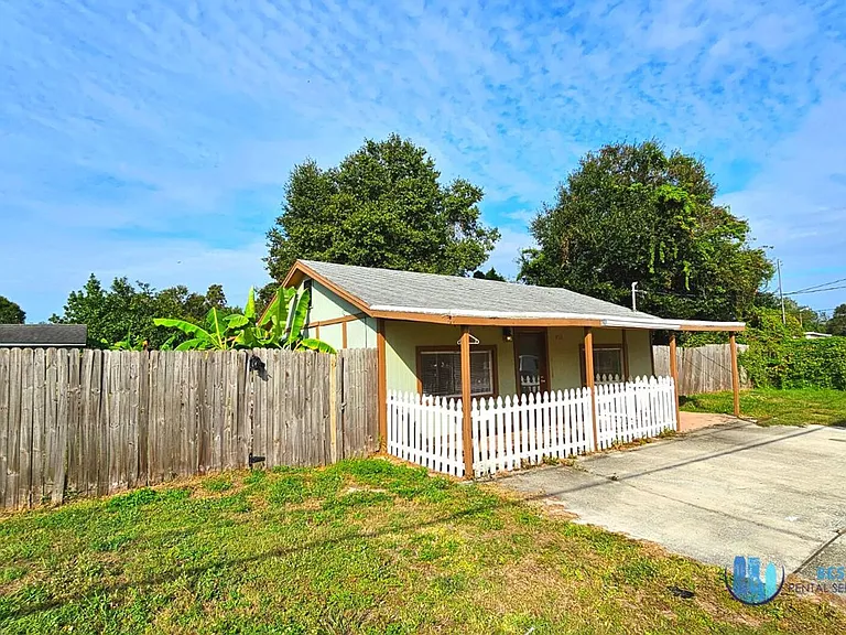 832 N Combee Rd — Photo 3