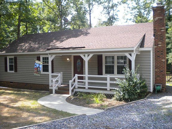 Vinyl sided rancher with country porch