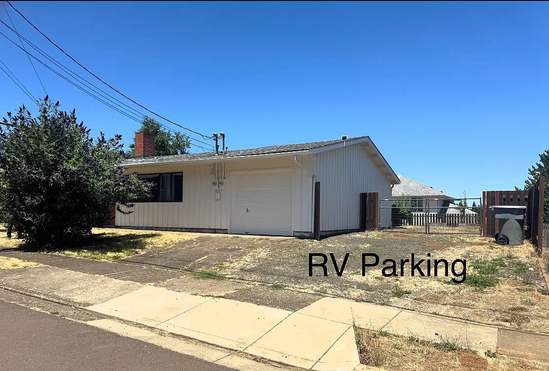 3 bed, 1.5 bath, 1300 sqft, $2,100 — Photo 3