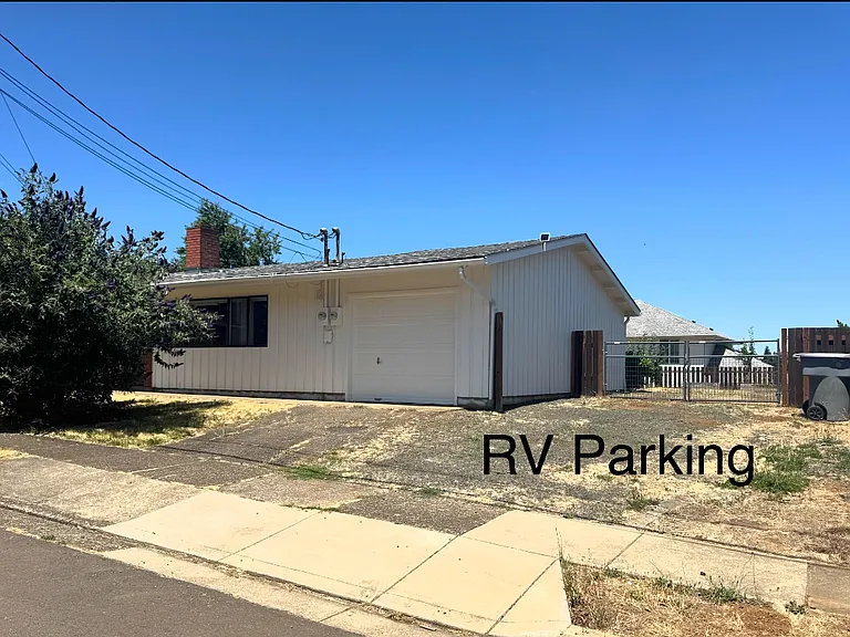 5230 NE Laurel Dr — Photo 3