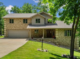 9128 Pheasant Ln, Dubuque, IA 52003