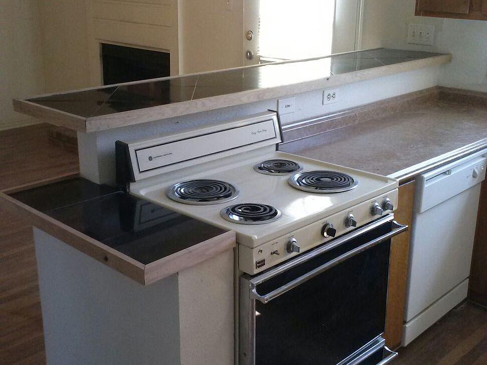 2nd image of 821 NW Summercrest Blvd