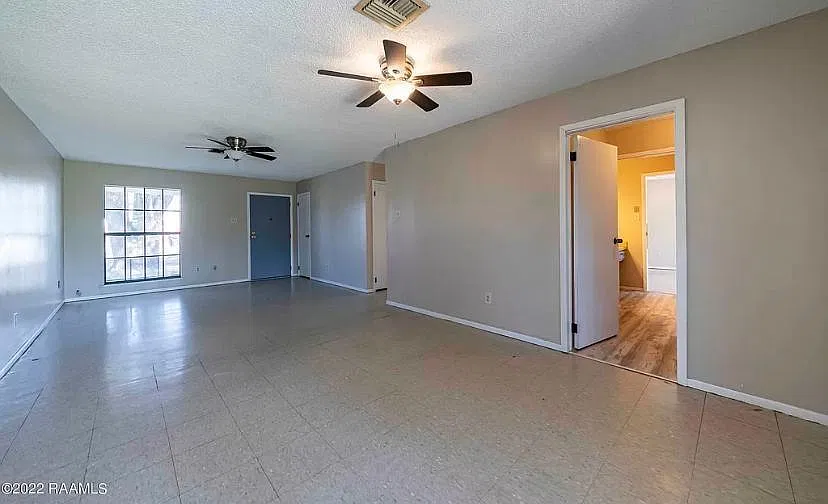 109 Strasbourg Dr — Photo 1