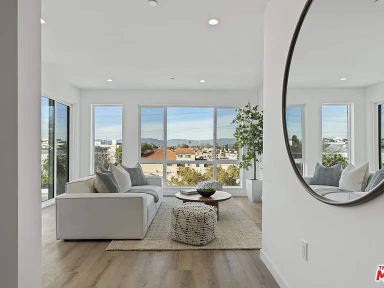 10918 Camarillo St #301 — Photo 1