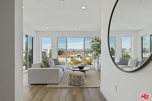 10918 Camarillo St #301 Photo 1