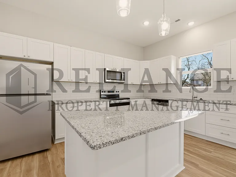 525 E Elmwood St — Photo 23