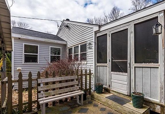 3rd image of 4 Cottage Ln
