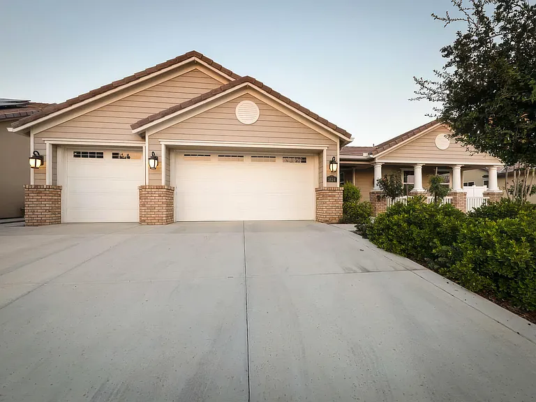 2624 Oakley St — Photo 3