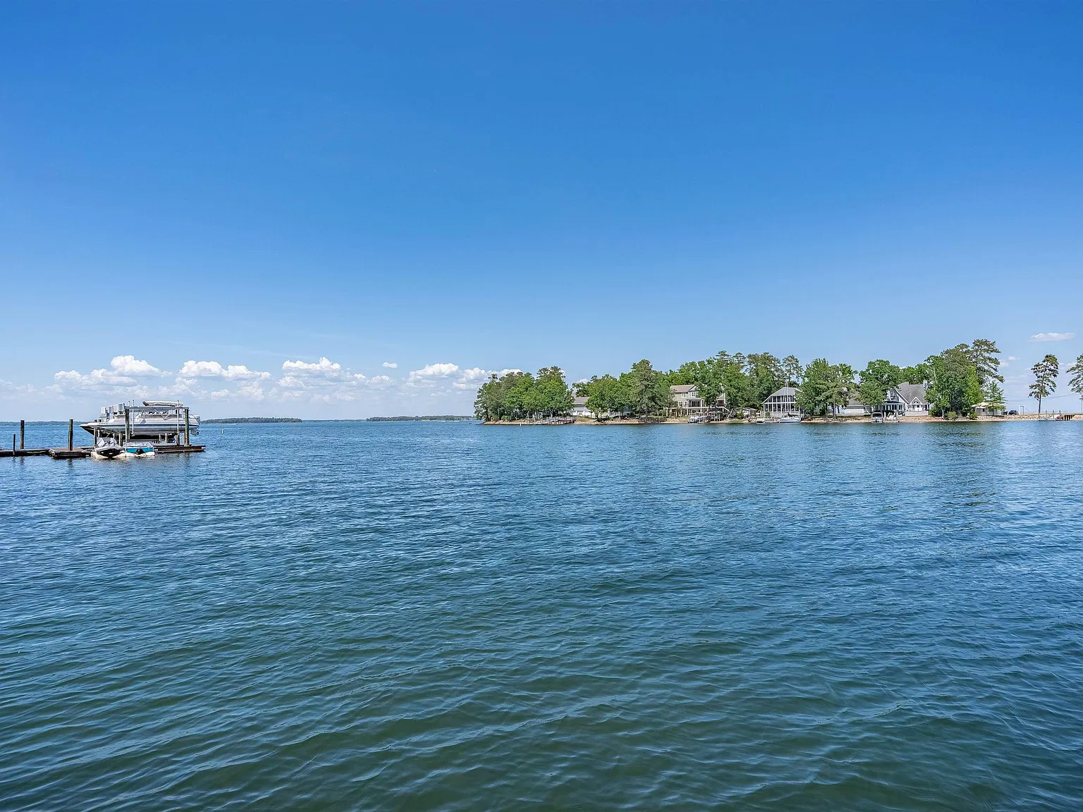 301 Harbor Heights Dr — Photo 1