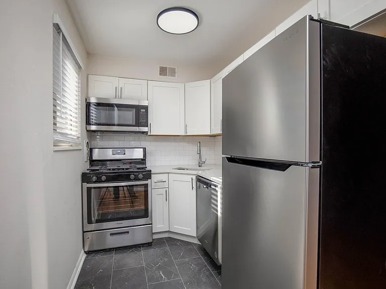 3219 Russell Blvd #10 — Photo 2