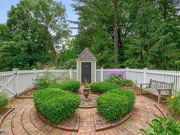 5th image of 42 Washington Valley Rd