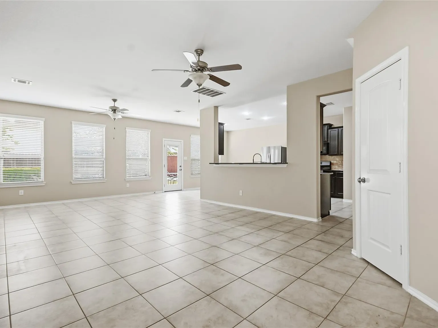 4 bed, 2.5 bath, 2226 sqft, $2,395 — Photo 4