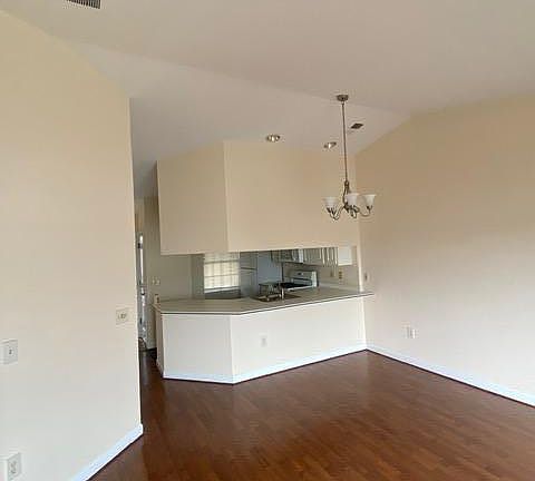 3rd image of 6924 Fairfax Dr #403
