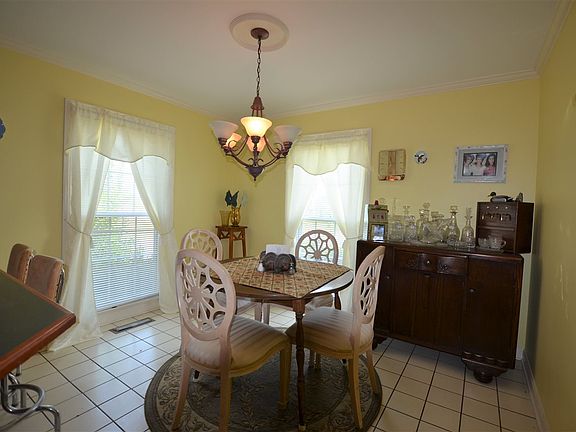 4th image of 131 Country Ln
