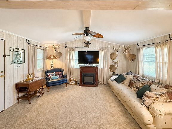 3rd image of 127 Lakeshore Cir
