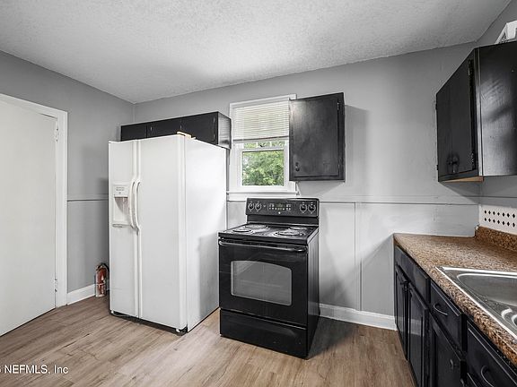 24th image of 1585 W 15TH Street