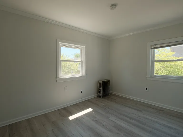 304 E Elm St — Photo 18