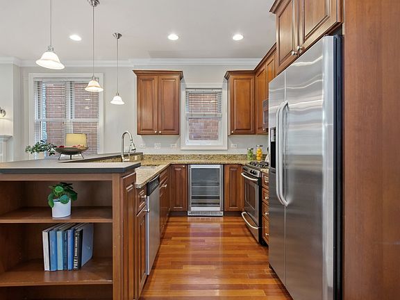 5th image of 1053 W Cornelia Ave APT 2