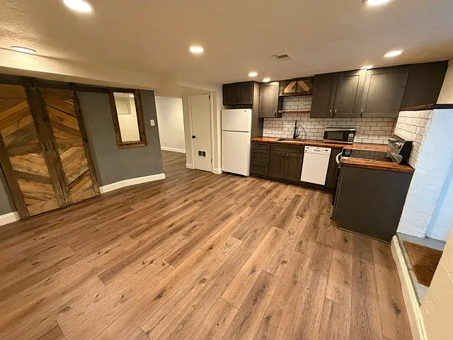 Large eat in kitchen, wrap around storage and closet/pantry