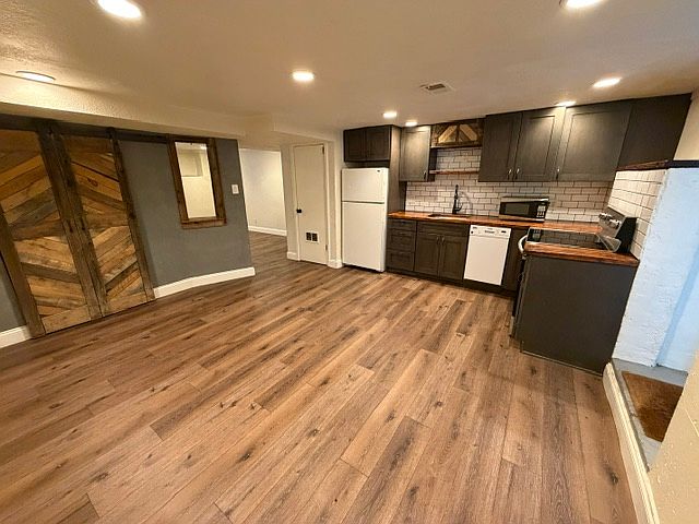 Large eat in kitchen, wrap around storage and closet/pantry