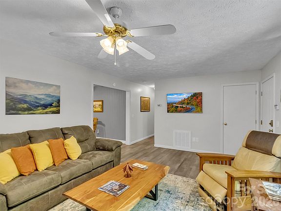 5th image of 330 Sleepy Hollow Dr