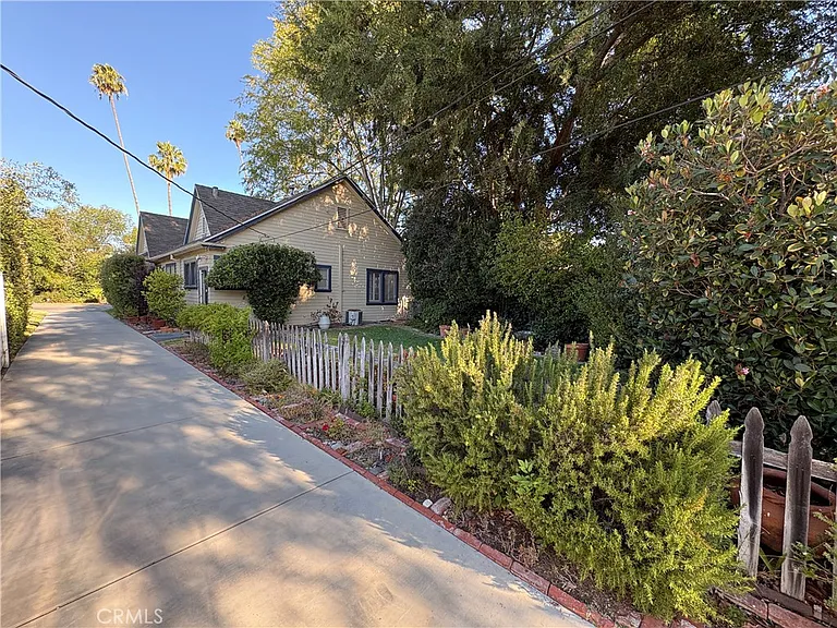 894 S Los Robles Ave — Photo 20