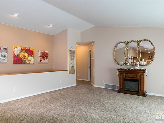 5th image of 385 W Daffodil Dr
