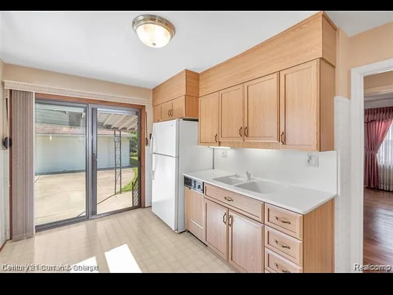 18535 Audette St — Photo 9