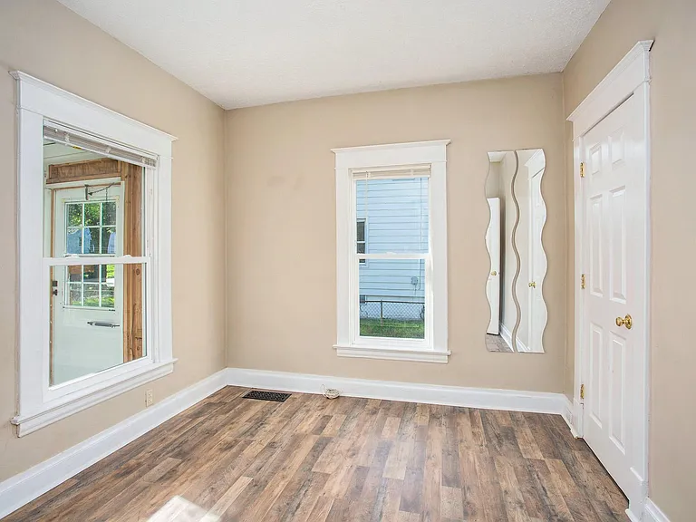 1115 Diamond Ave NE — Photo 8
