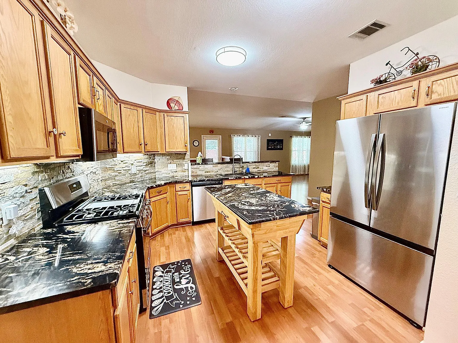 4 bed, 2.0 bath, 2363 sqft, $2,300 — Photo 3