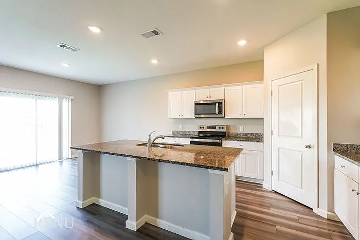 4 bed, 2.5 bath, 2406 sqft, $2,515 — Photo 2