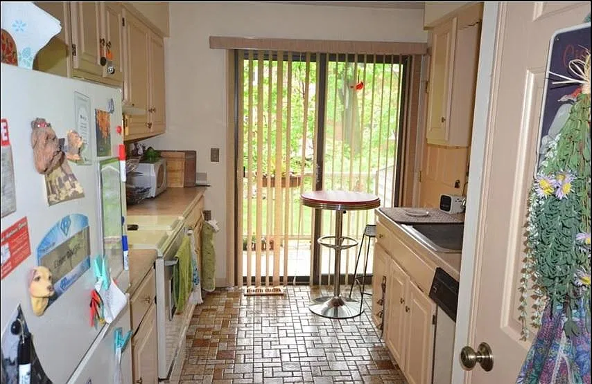 375 Glendale Ave — Photo 1