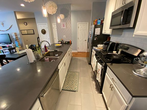3rd image of 918 W Newport Ave APT 1