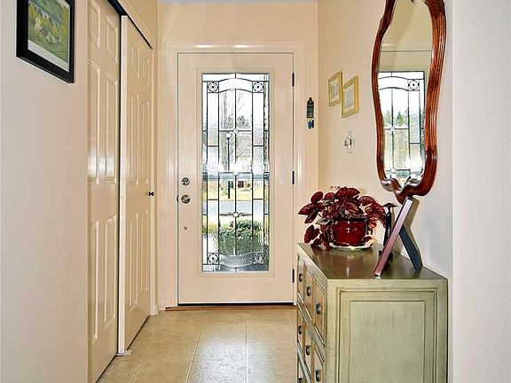 5th image of 27 Chippendale Dr
