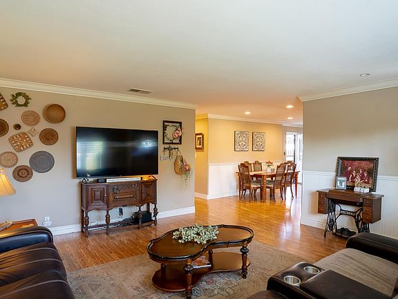 3rd image of 292 Begonia Boulevard