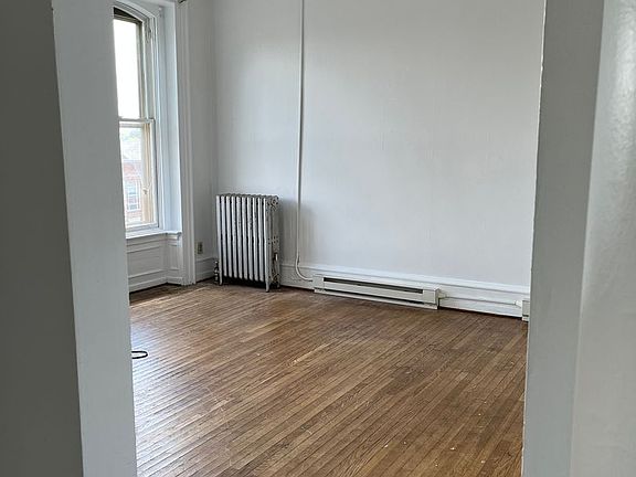4th image of 129 W Linn St #4
