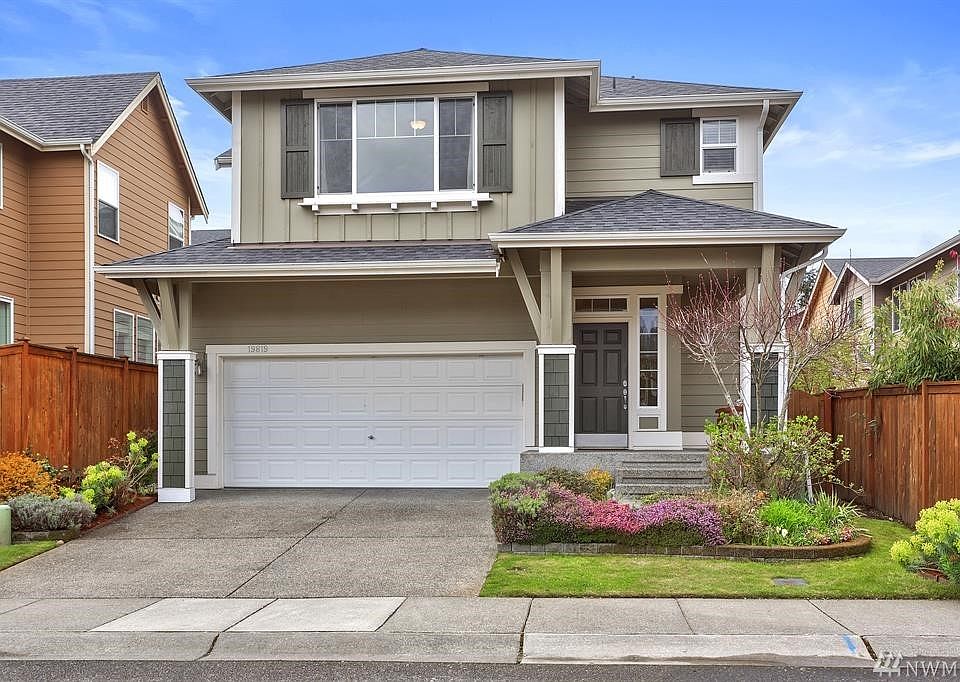 Welcome to the wonderful Woodmark neighborhood with a close-in Woodinville location.  Microsoft and Amazon shuttle pick up at the nearby Cash & Carry.