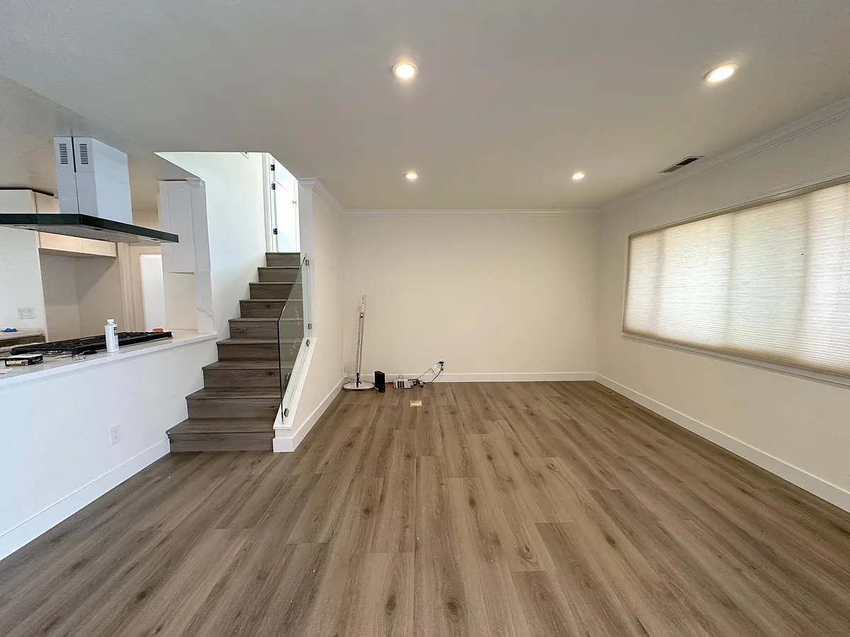 Entry area / family room for entertaining - 1241 Elmer St