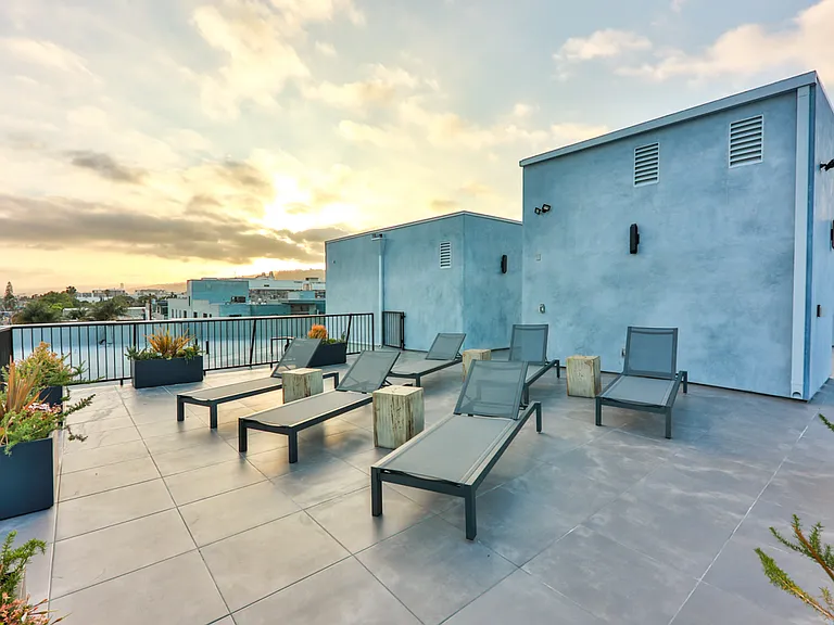 900 N Wilcox Ave #105 — Photo 41