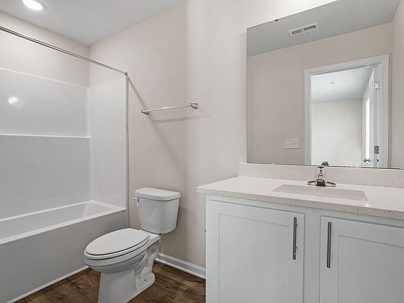 5th image of 1012 Peony Ln