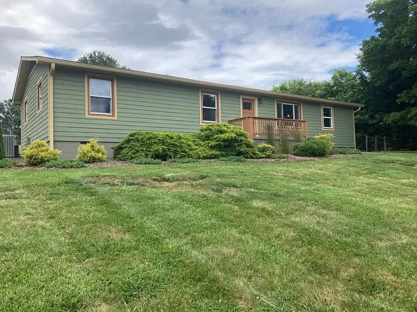 17 Chantilly Ct, Clyde, NC 28721